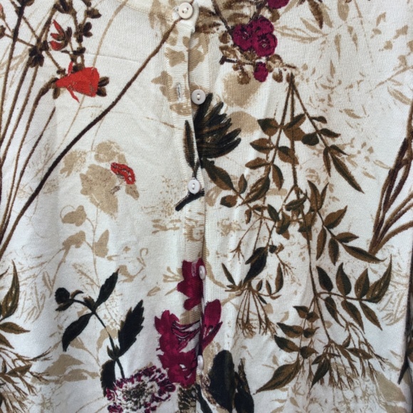 Button up sweater. Beige background floral and foliage print. Joseph A. Size m - Picture 2 of 4
